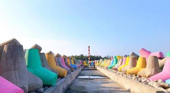 Bờ kè Phú Quý 7 sắc cầu vồng