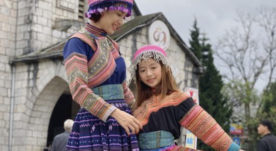 Trang phục của người H'Mông Tây Bắc rực rỡ sắc màu