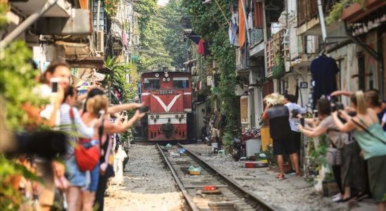 Phố đường tàu Hà Nội, nét độc đáo giữa thủ đô cổ kính